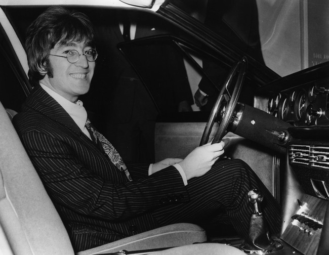 John Lennon diadopsi oleh bibi dan pamannya pada usia 5 tahun di Liverpool, Inggris. Ayah Lennon menghilang saat tugas militer dan ibunya pergi dengan pria lain. Foto: Getty Images