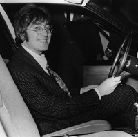 John Lennon diadopsi oleh bibi dan pamannya pada usia 5 tahun di Liverpool, Inggris. Ayah Lennon menghilang saat tugas militer dan ibunya pergi dengan pria lain. Foto: Getty Images