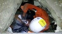 Pria itu dibantu keluar dari reruntuhan gedung dan diberikan oksigen tambahan untuk tetap membuatnya sadar hingga dievakuasi ke rumah sakit terdekat untuk diperiksa kondisinya usai terjebak di antara puing-puing bangunan selama 4 hari usai terjadinya gempa dan tsunami di Palu pada Jumat (28/9/2018). Humas Basarnas/via Reuters.