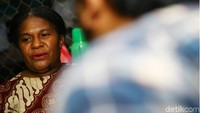 Hana bercerita, di tahun 2008 pertama kali dia hanya membuka usaha warung kecil yang hanya menjual hasil bumi. Dia pun berkeinginan untuk merambah usaha lain, yakni ternak babi. Dari situlah Hana mencoba pengajuan KUR Rp 10 juta ke Bank BRI Unit Skouw, Kota Jayapura.