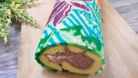 Untuk membuat bolu batik, diperlukan pewarna makanan yang nantinya digunakan untuk melukis. Bolu batik bisa juga dibuat di rumah dengan bermodalkan pola batik yang diletakkan di dasar loyang. Foto : instagram @weebake