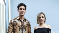 Richard terlihat gagah dan tampan, sedangkan Jedar tampak cantik dan stylish. Pool/Palevi S/detikFoto.