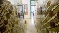 Beragam jenis batik dipamerkan di Museum Tekstil Jakarta ini.