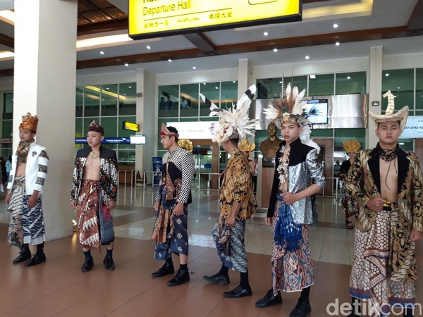 Selain untuk meramaikan Hari Batik Nasional, fashion show berbatik ini juga salah satu cara pelestarian kebudayaan batik. (Ragil Ajiyanto/detikTravel) Selain untuk meramaikan Hari Batik Nasional, fashion show berbatik ini juga salah satu cara pelestarian kebudayaan batik. (Ragil Ajiyanto/detikTravel)