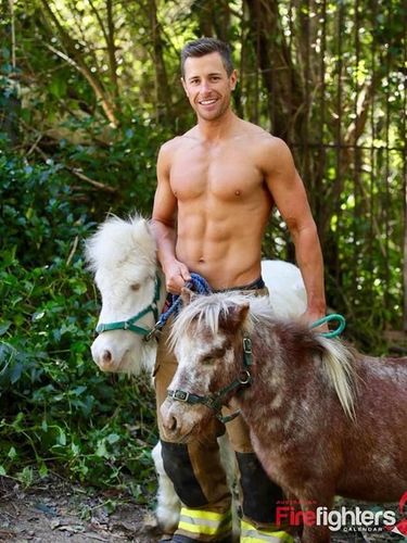 Petugas pemadam kebakaran berpose seksi jadi model kalender