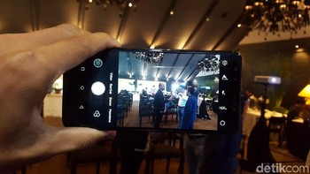 Dalam kondisi gelap, Lenovo K9 juga memiliki kemampuan Multiple-frame Denoise yang diklaim memungkinkannya untuk mengambil tiga gambar sekaligus. Dengan begitu, foto yang dihasilkan telah melewati proses reduksi noise. Foto: Imron Rosyadi/detikinet
