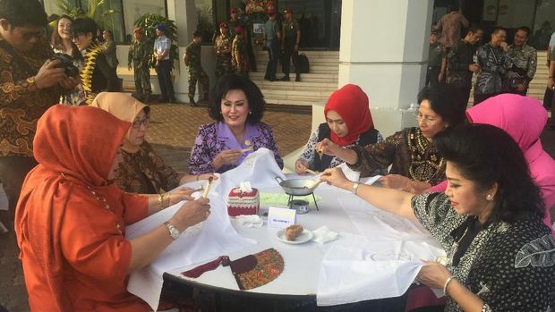 Ibu-ibu itu tampak luwes membatik dengan canting.