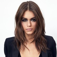 Kaia Gerber membintangi tak hanya satu, tapi tiga produk makeup unggulan YSL. Di antaranya lipstik Rouge Volupte Shine, concealer Touche Eclat dan maskara Volume Effet Faux Cils. Foto: Dok. YSL