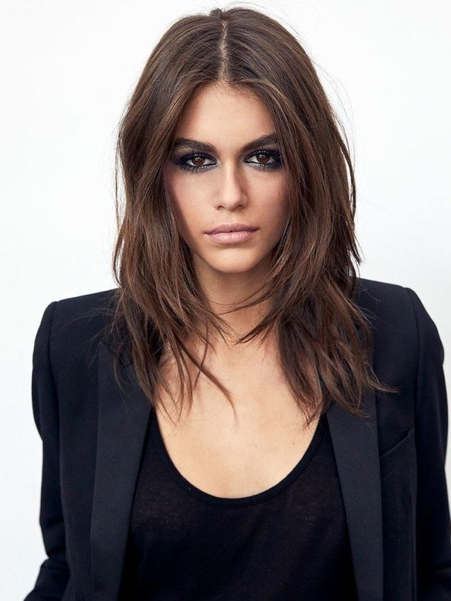 Kaia Gerber membintangi tak hanya satu, tapi tiga produk makeup unggulan YSL. Di antaranya lipstik Rouge Volupte Shine, concealer Touche Eclat dan maskara Volume Effet Faux Cils. Foto: Dok. YSL