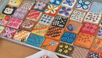 Keren! Tiap cookies punya motif yang berbeda-beda. Ini jadi pertanda kalau memang dibuat dengan tangan alias tanpa mesin. Foto: Instagram dapoerchie  