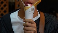 Kan, lagi-lagi makan es krim! Kali ini ia melahap es krim vanilla bersaus strawberry yang diletakkan di dalam crepes. Duh, jadi mau!Jantan, kopi yang diracik dari biji kopi tunggal.  Foto: Instagram mark_prin