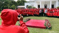 Para atlet Asian Para Games 2018 berfoto bersama Jokowi.
