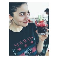 Tampil kasual mengenakan kaus bernuansa hitam, senyuman Alia terlihat menawan. Foto: Instagram @aliaabhatt