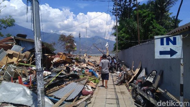 Tanpa Ambulans, Tim SAR Gotong Korban Tsunami di Pantai Talise Palu