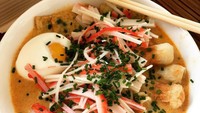  Kalau sedang tidak ada udang, masih bisa lho membuat laksa Singapura di rumah. Ikuti saja cara @roseya, yang mengganti udang dengan crab stick. Rasanya tetap enak! Foto: Instagram
