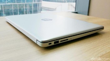 Port yang dimiliki notebook ini cukup lengkap. Foto: Adi Fida Rahman/detikinet