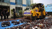 Alat merat memusnahkan barang bukti miras ilegal.