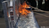 Sebanyak 2.231.935 batang rokok dimusnahkan dengan cara dibakar.