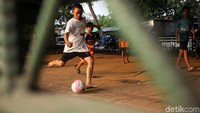 Salah satu anak tampak menggocek lawannya.