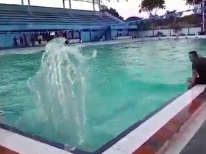 Viral Air Kolam Renang Bergelombang Bak Tsunami Kecil di Sidoarjo