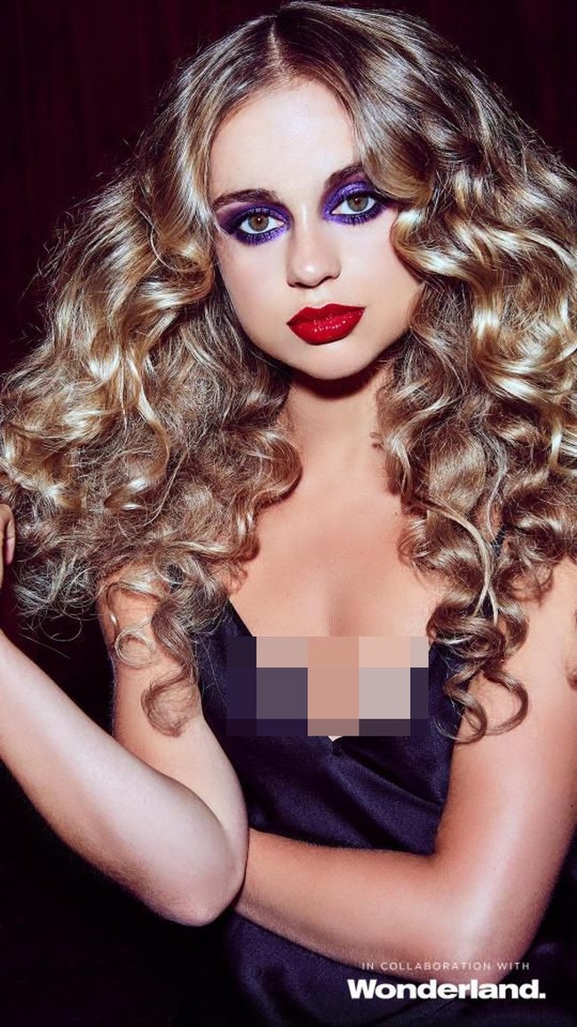 Lady Amelia Windsor tampil dengan rambut keriting megar memeragakan lipstik merah seksi di bibirnya. Sapuan eyeshadow ungu membuat penampilan ini lebih dramatis. Foto: dok. Illamasqua