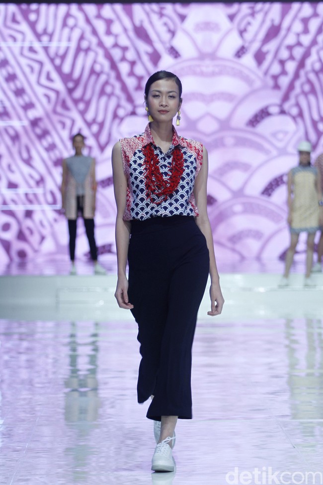 Memakai baju dengan dua motif batik berbeda terlihat kasual namun juga stylish secara bersamaan. Foto: Mohammad Abduh/Wolipop