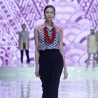 Memakai baju dengan dua motif batik berbeda terlihat kasual namun juga stylish secara bersamaan. Foto: Mohammad Abduh/Wolipop