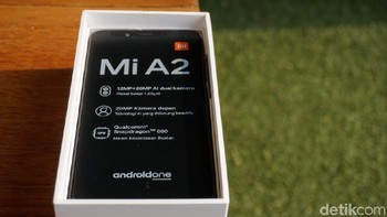 Saat unboxing kali ini, detikINET berkesempatan menjajal Mi A2 dengan varian warna hitam. Gold, blue, dan red pun bisa jadi opsi warna lainnya. Foto: detikINET/Agus Tri Haryanto