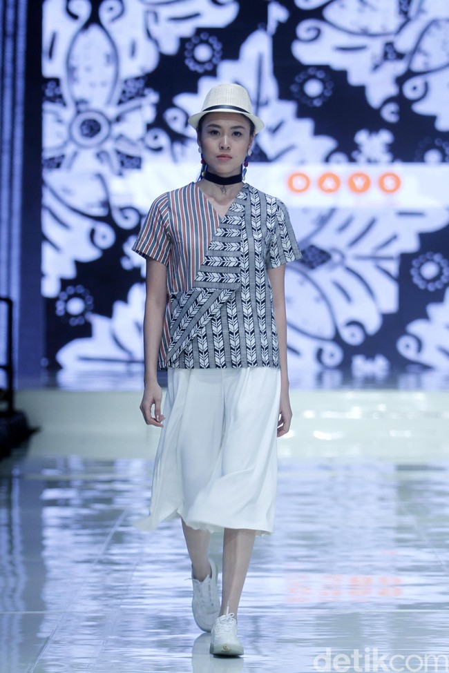 Kain lurik yang identik dengan garis lurusnya, menjadi favorit untuk dipadukan bersama motif batik lainnya, seperti bunga. Foto: Mohammad Abduh/Wolipop