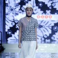 Kain lurik yang identik dengan garis lurusnya, menjadi favorit untuk dipadukan bersama motif batik lainnya, seperti bunga. Foto: Mohammad Abduh/Wolipop