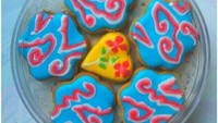 Keren! Motif batik Megamendung ada di atas cookies. Cookiesnya jadi terlihat cantik dan bernilai seni, kan? Foto: Instagram rinisudarsih