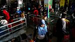 Bantuan Masih Minim, Warga Palu Kumpulkan Barang dari Minimarket
