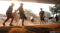Serunya pertandingan sepak bola kolong jembatan di Tanah Abang pada Sabtu (29/9/2018) lalu.