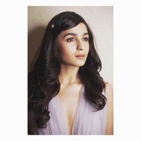 Alia merupakan putri dari sutradara dan produser ternama Bollywood, Mahesh Bhatt. Sejak kecil ia pun sering mendapat perhatian dari media. Foto: Instagram @aliaabhatt