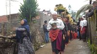 Kisah Artefak Kuno, Ritual Adat dan Gunung Samalas di Lombok
