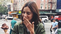 Es krim cokelat jadi pilihan model cantik ini. Ia menikmatinya sambil hang out. Foto: instagram @sadienewman