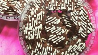 Coba tebak ini motif batik apa? Ya, batik parang! Kamu hanya memerlukan cookies cokelat dan icing sugar putih untuk membuat cookies batik yang satu ini. Foto: Instagram yuyun.nurwahyuni