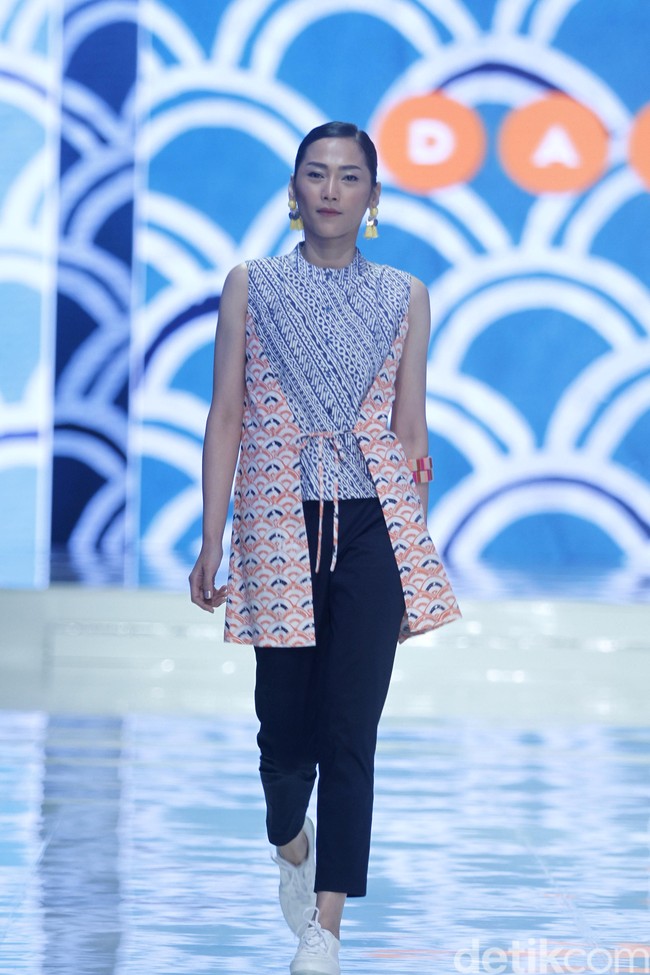 Agar looknya tetap harmonis bersama, motif batik sebaiknya dipadukan dengan motif geometris. Foto: Mohammad Abduh/Wolipop