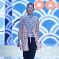 Agar looknya tetap harmonis bersama, motif batik sebaiknya dipadukan dengan motif geometris. Foto: Mohammad Abduh/Wolipop