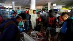 Bantuan Masih Minim, Warga Palu Kumpulkan Barang dari Minimarket