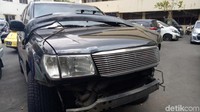 Kendaraan patrolinya sedang mengalami gangguan dan sedang menunggu derek, lalu ditabrak kendaraan Toyota Land Cruiser, mas. Terima kasih, jawab akun tersebut saat mengklarifikasi soal kronologi kejadian. Foto: Kondisi mobil Marko Simic dan mobil polisi yang kecelakaan di Semanggi (Gibran-detik)