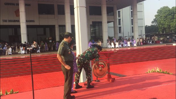 Panglima TNI Marsekal Hadi Tjahjanto mengatakan kegiatan membatik dengan canting tersebut sebagai upaya melestarikan budaya Indonesia.