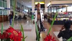 Foto: Lenggak-lenggok Model Berpakaian Batik di Bandara Adi Soemarmo