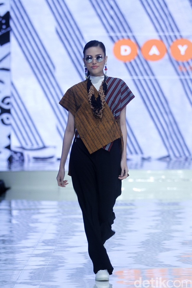 Garis guntingan asimetris membuat baju batik rancangan Danar Hadi ini cocok dipakai segala umur. Foto: Mohammad Abduh/Wolipop