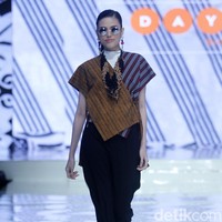 Garis guntingan asimetris membuat baju batik rancangan Danar Hadi ini cocok dipakai segala umur. Foto: Mohammad Abduh/Wolipop