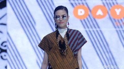Tampil Stylish dengan Tren Tabrak Motif di Hari Batik Nasional