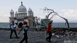 Penampakan Masjid Apung Usai Diterjang Gempa dan Tsunami
