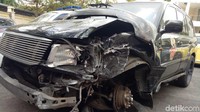 Mobil pun rusak di bagian depan kiri dari ban yang keluar hingga bemper terangkat. Foto: Kondisi mobil Marko Simic dan mobil polisi yang kecelakaan di Semanggi (Gibran-detik)