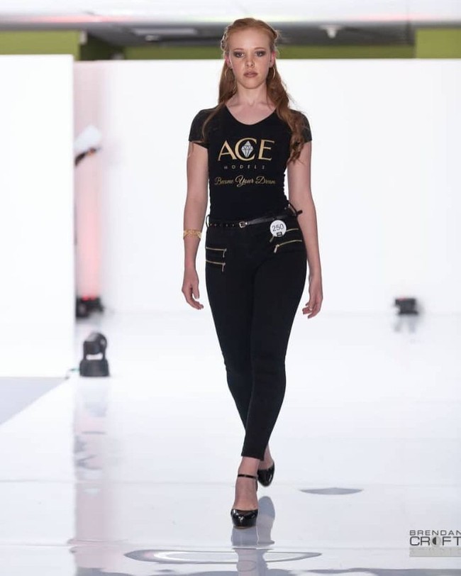 Ini benar-benar bukan sesuatu yang aku dengar sebelumnya tapi ada seorang pria yang DM aku di Instagram sekitar dua minggu lalu dan mengatakan padaku bahwa aku terlihat persis dengan Regina, kata Clarisse kepada Buzzfeed. Foto: Dok. Instagram/@clarisse.muller13