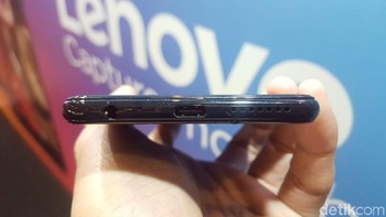 Ada USB Type C untuk mengisi daya. Foto: Imron Rosyadi/detikinet